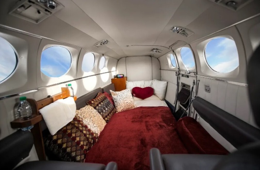 O avião da Love Cloud tem colchão e almofadas para quem deseja realizar a fantasia de fazer sexo nas alturas