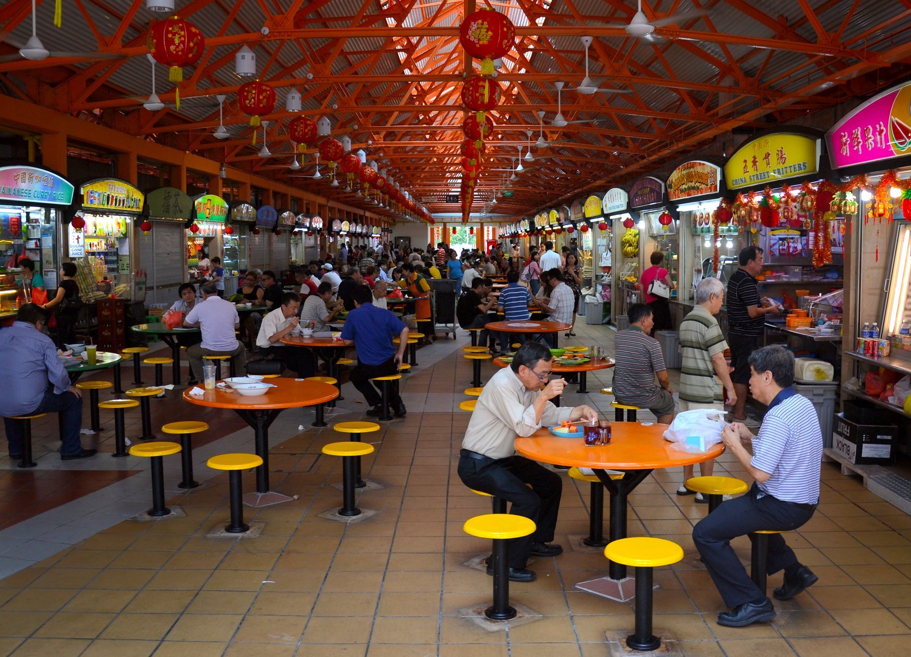 Interior da Singapore Hawker Center, em Midtown