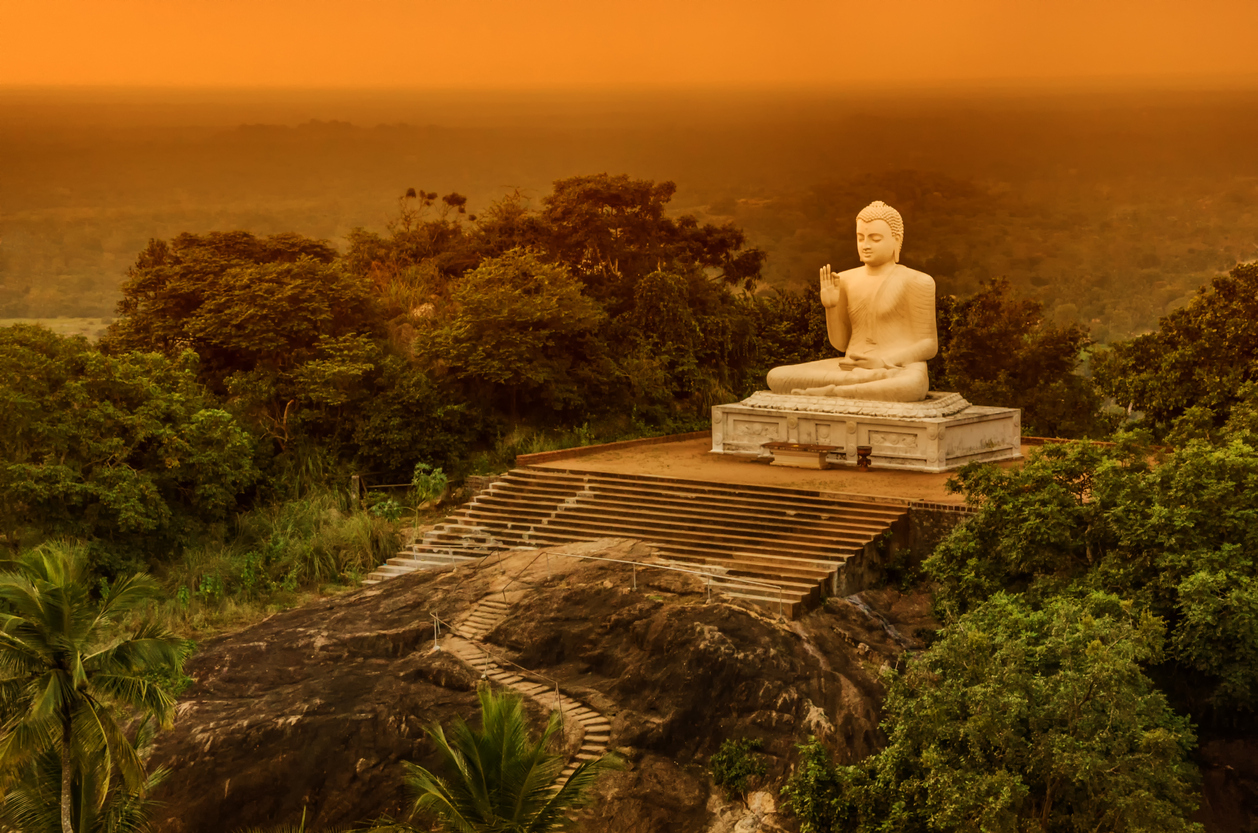 Estátua de buda em tempo no Sri Lanka