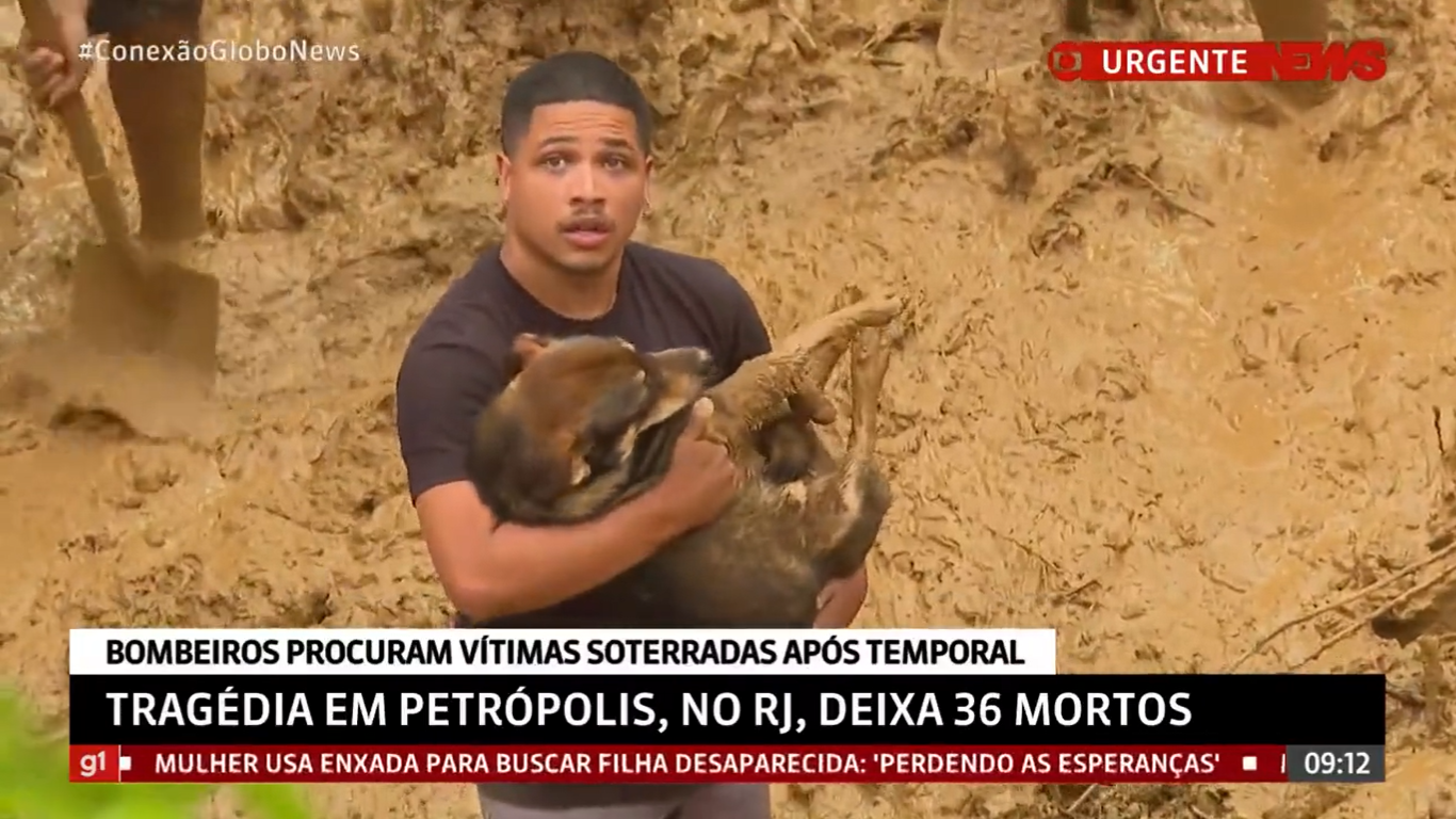Repórter da GloboNews fica emocionado com resgate de cão em Petrópolis