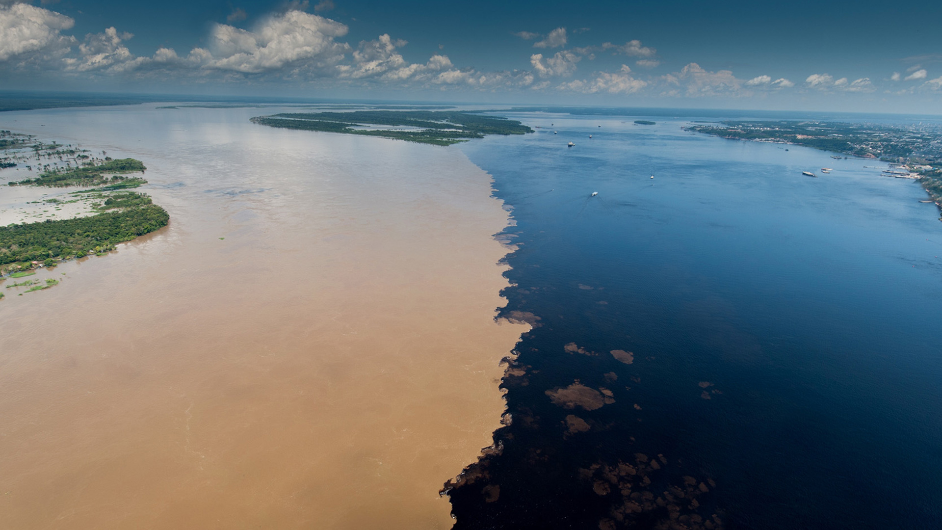Vista aérea do encontro das águas dos rios Negro e Solimões, na Amazônia