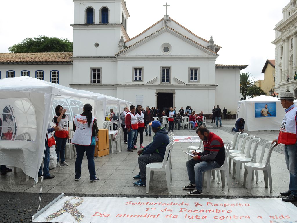 Mutirão de testagem rápida de HIV, no Pátio do Colégio, em São Paulo