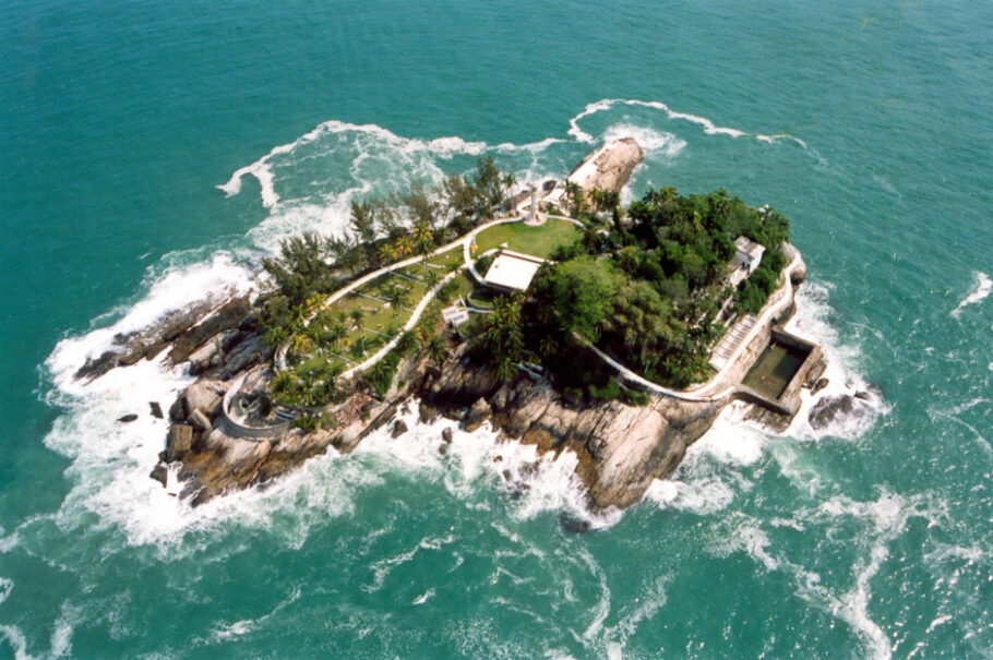 Vista aérea da Ilha dos Arvoredos, que fica há 1,6km da praia de Pernambuco, no Guarujá, litoral de São Paulo