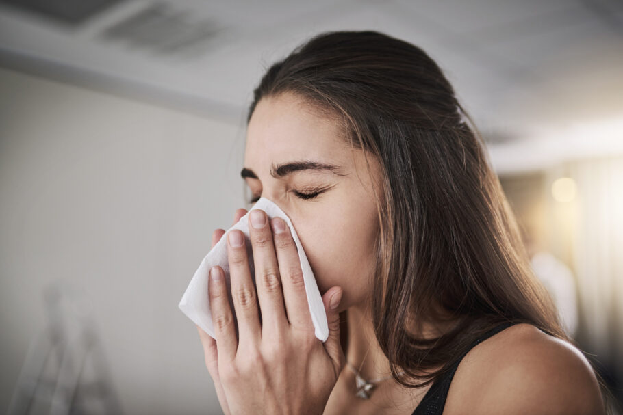 Espirros e tosse são comuns em pessoas com a subvariante BA.2