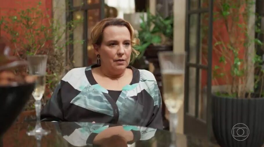 Ana Beatriz Nogueira descobre câncer no pulmão de maneira acidental