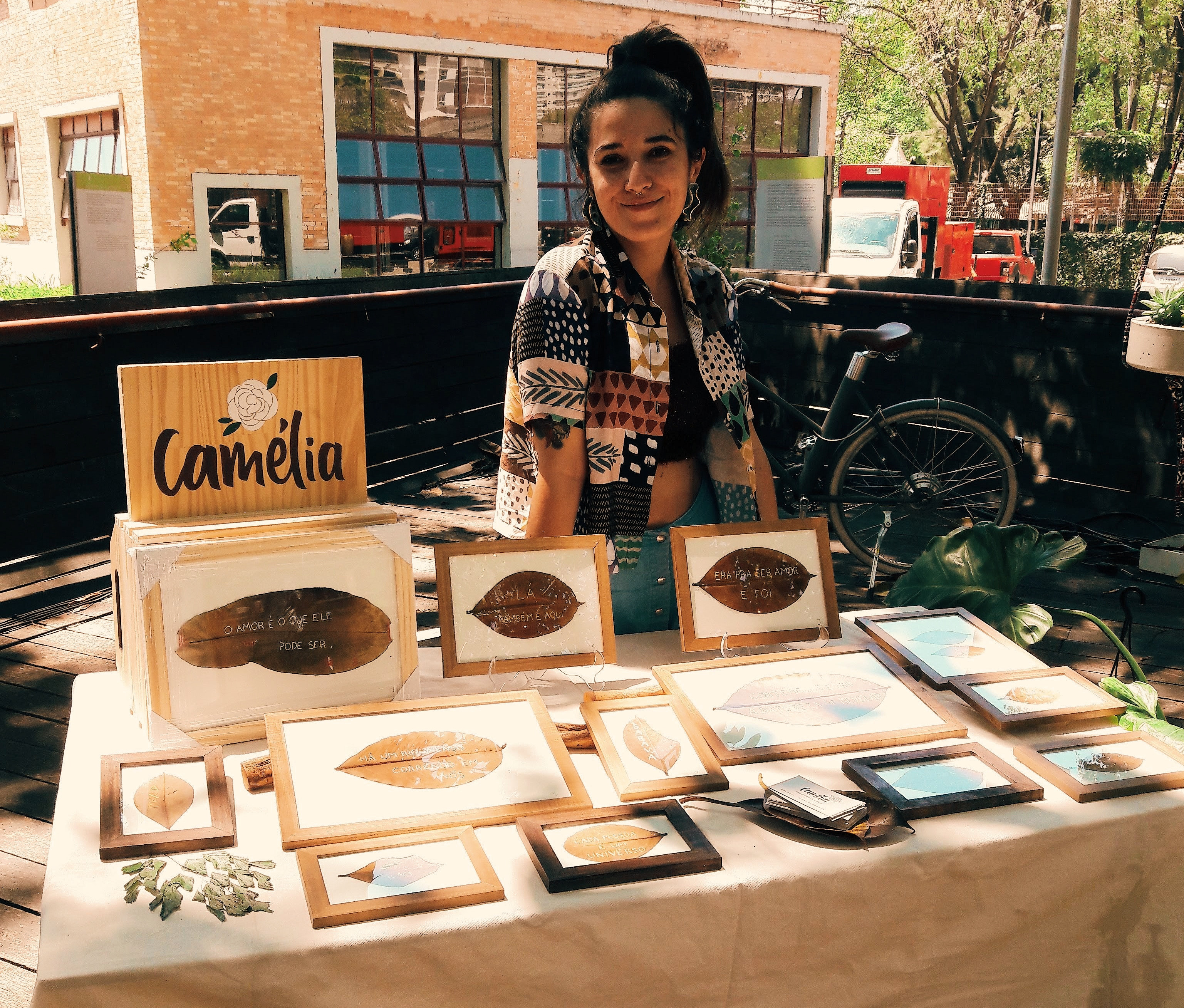 Camila Nogueira é dona da marca Camélia, que vende quadrinhos feitos de folhas secas bordadas com desenhos e palavras acolhedoras