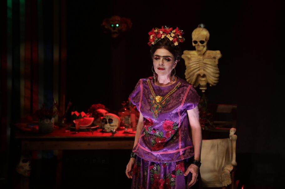 Na peça, Frida Kahlo se prepara para receber convidados vivos e mortos para um jantar.