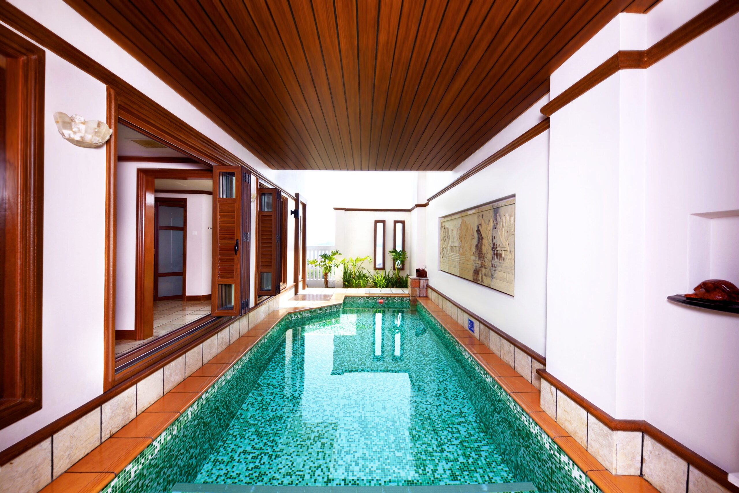 A generosa piscina de uma das suítes do hotel Grand Lexis Port Dickson