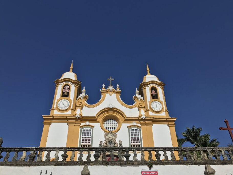Igreja em Tiradentes diante do céu azul