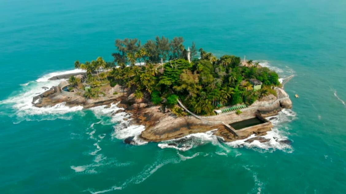 A Ilha dos Arvoredos fica a 1,6km da praia de Pernambuco, no Guarujá (SP)