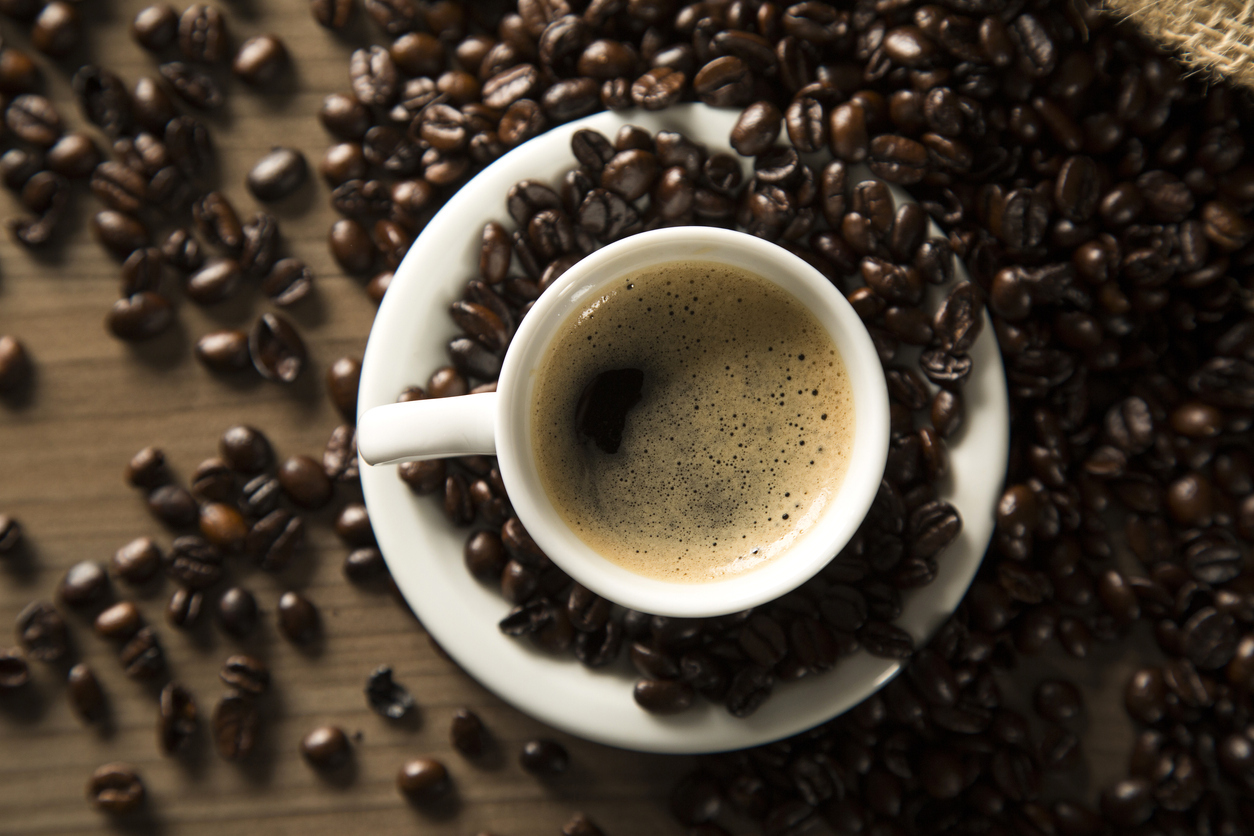 Antioxidantes, cafeína, bem como fenóis e outros compostos bioativos, presentes no café, têm um efeito protetor no cérebro e reduz risco de demência – iStock/Getty Images