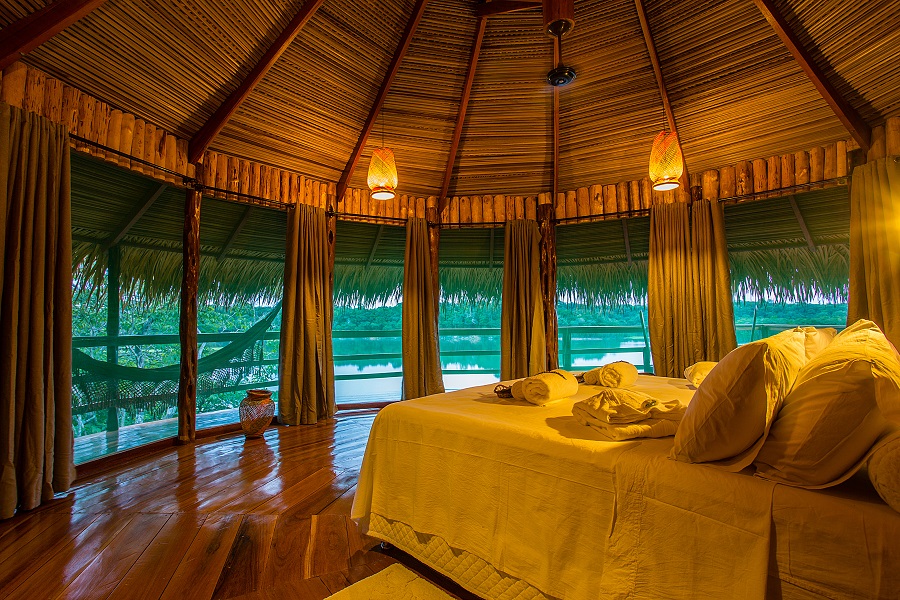 Interior de um dos bangalôs do Juma Amazon Lodge, em meio à floresta amazônica