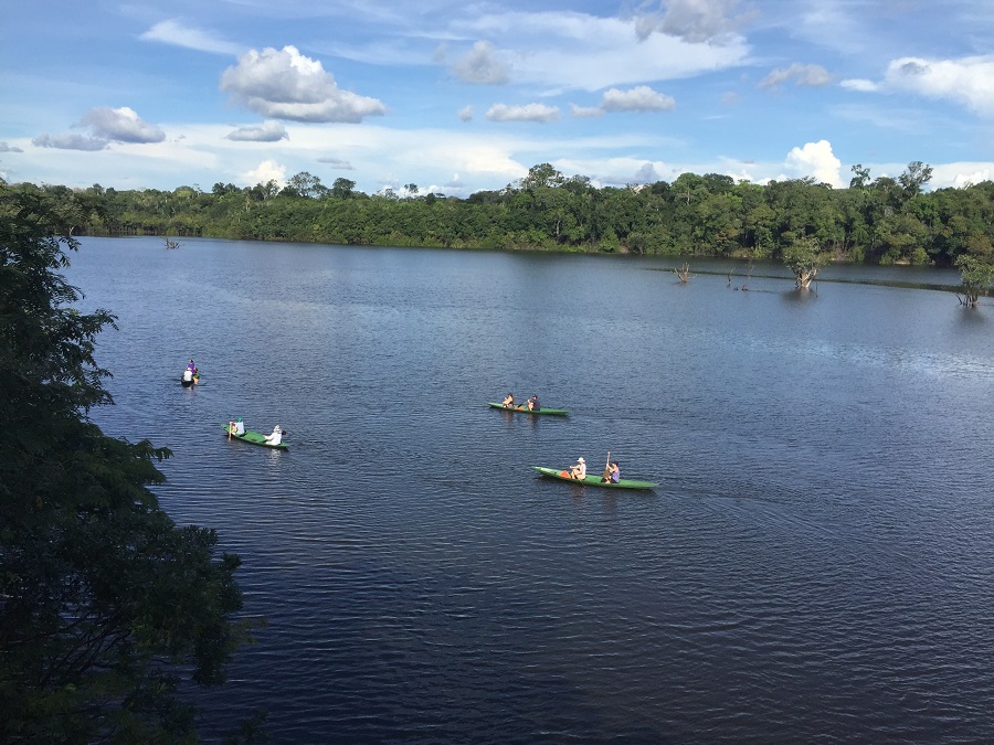 Hotel oferece passeios de barco e canoa a remo pelo rio