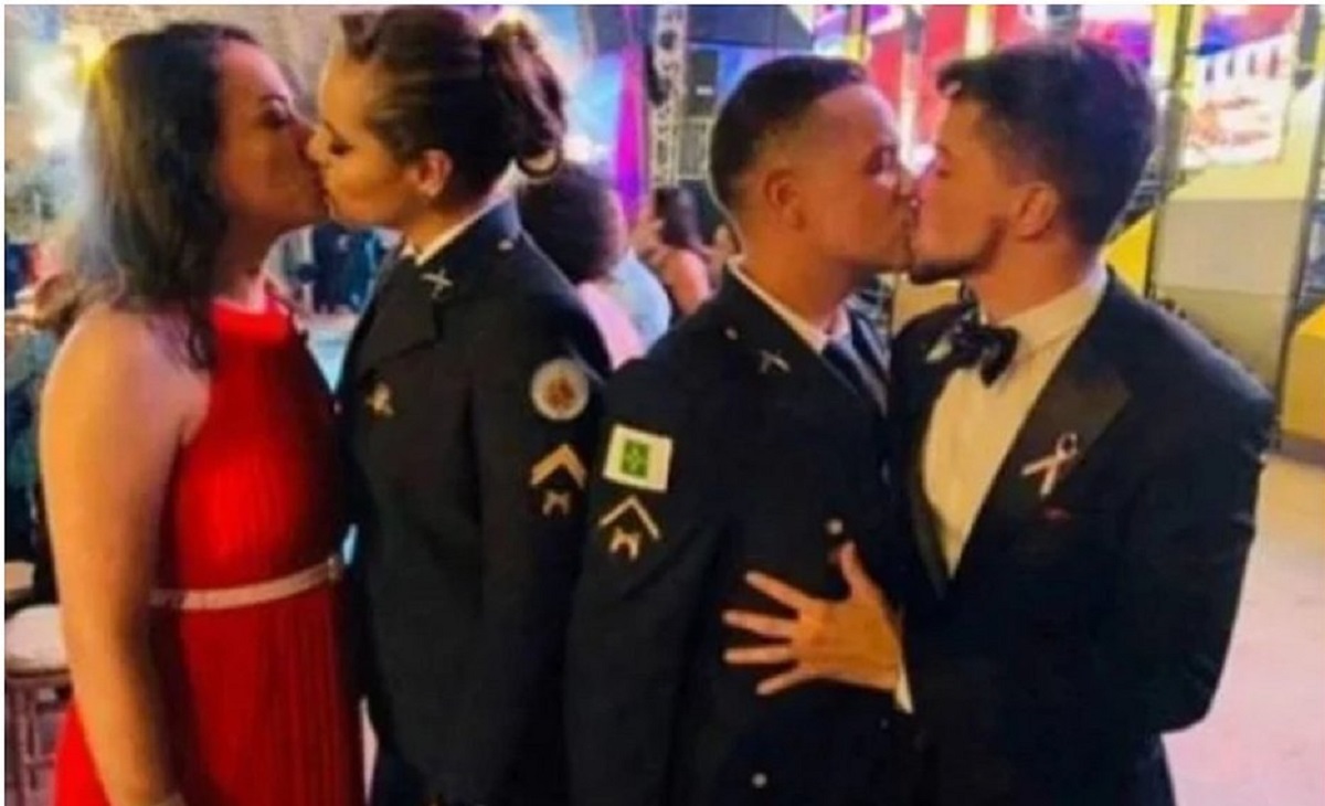 Soldado alvo de homofobia após beijo diz: “PM f*deu minha vida’
