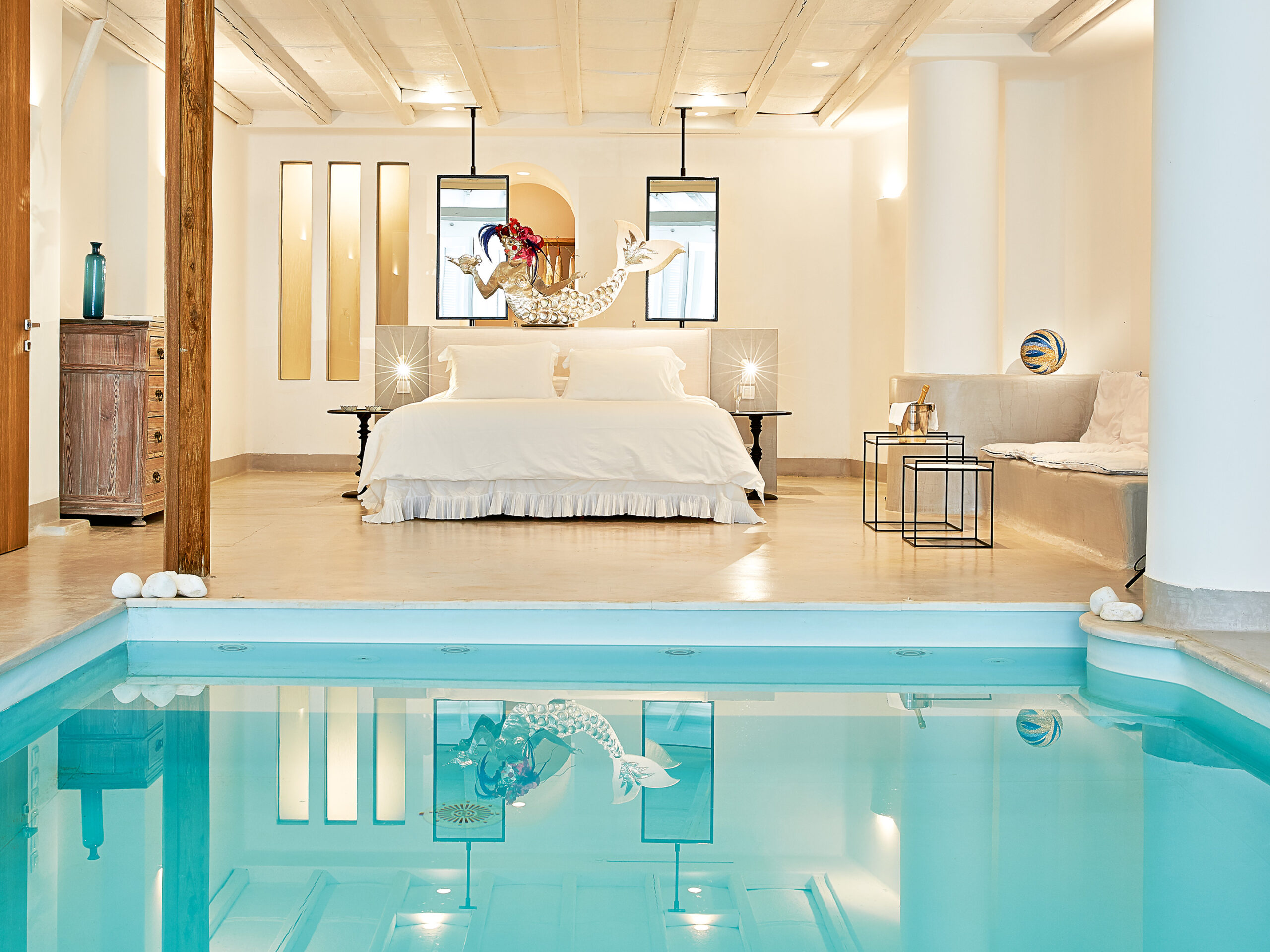 A bela piscina privativa de uma das suítes do Mykonos Blu, Grecotel Boutique Resort