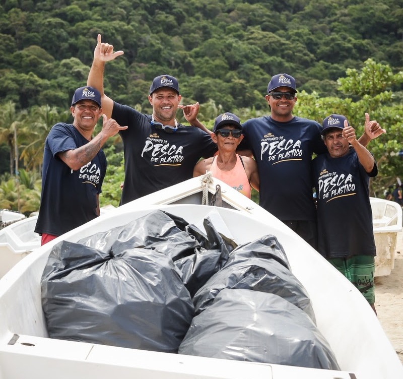 Torneio de pesca já retirou mais de 5 toneladas de plástico do mar