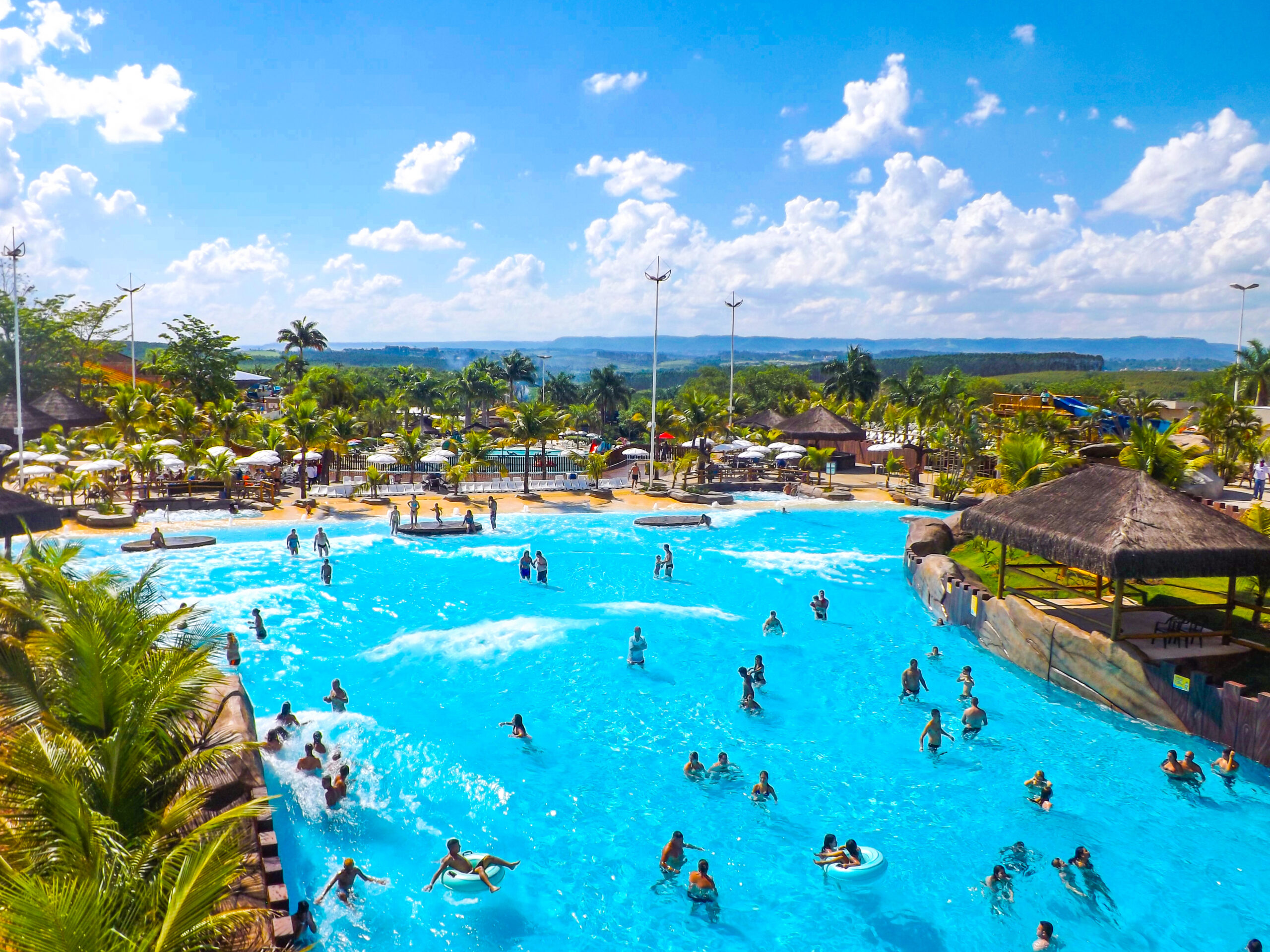 A piscina de ondas do parque aquático Thermas Water Park, a maior do estado de SP