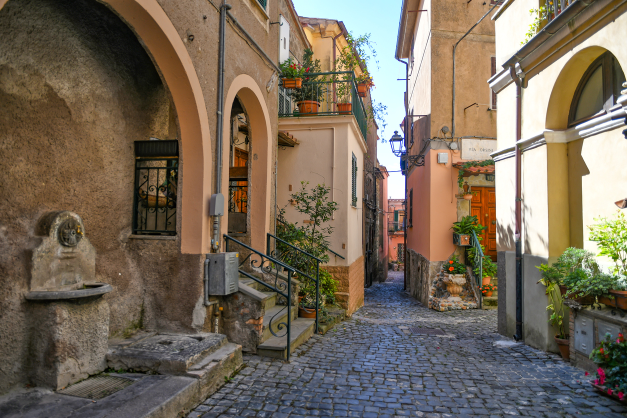Rua da pequena cidade medieval de Nemi, na província de Roma, na Itália