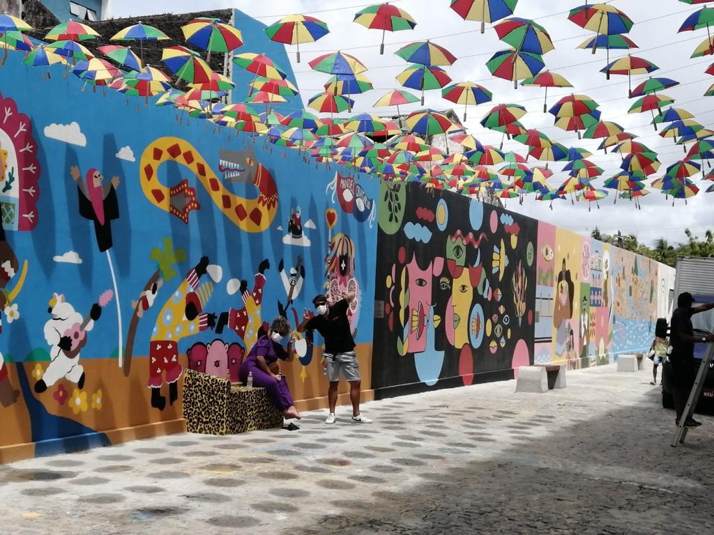 Painéis de artistas pernambucanos na Rua dos Amores, no Recife Antigo