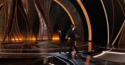 Will Smith sobe ao palco e dá tapa em Chris Rock após piada de mau gosto