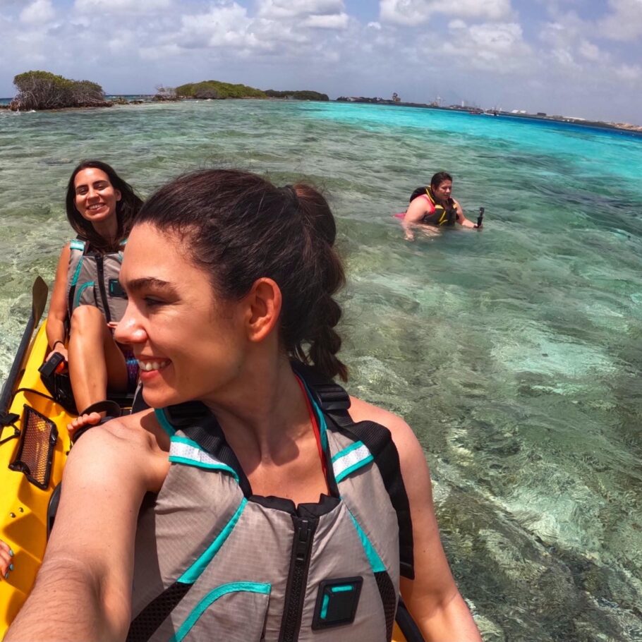 Caiaque com amigas para chegar ao ponto de snorkel, em Magel Halto, Aruba