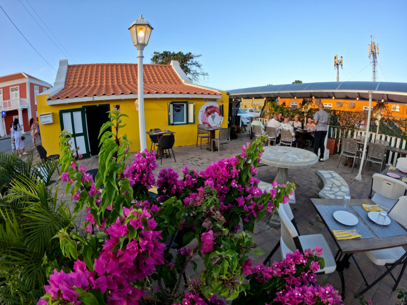 Casa secular de arquitetura colonial virou restaurante italiano charmoso na capital de Aruba, Orajestad