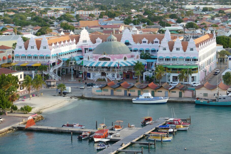 Oranjestad, a capital de Aruba, vista do mar