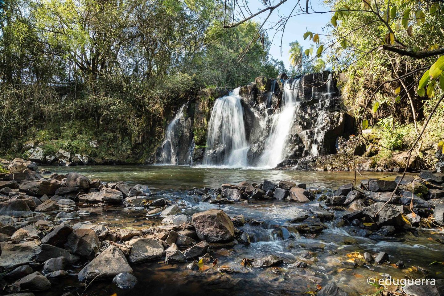 A cachoeira Bom Sucesso está localizada em uma propriedade particular de uso turístico e de conservação ambienta
