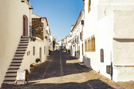 Monsaraz, uma das cidades ao longo da Rota do Vinho no Alentejo, em Portugal