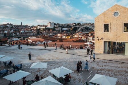 Praça externa do World of Wine, na região do Porto