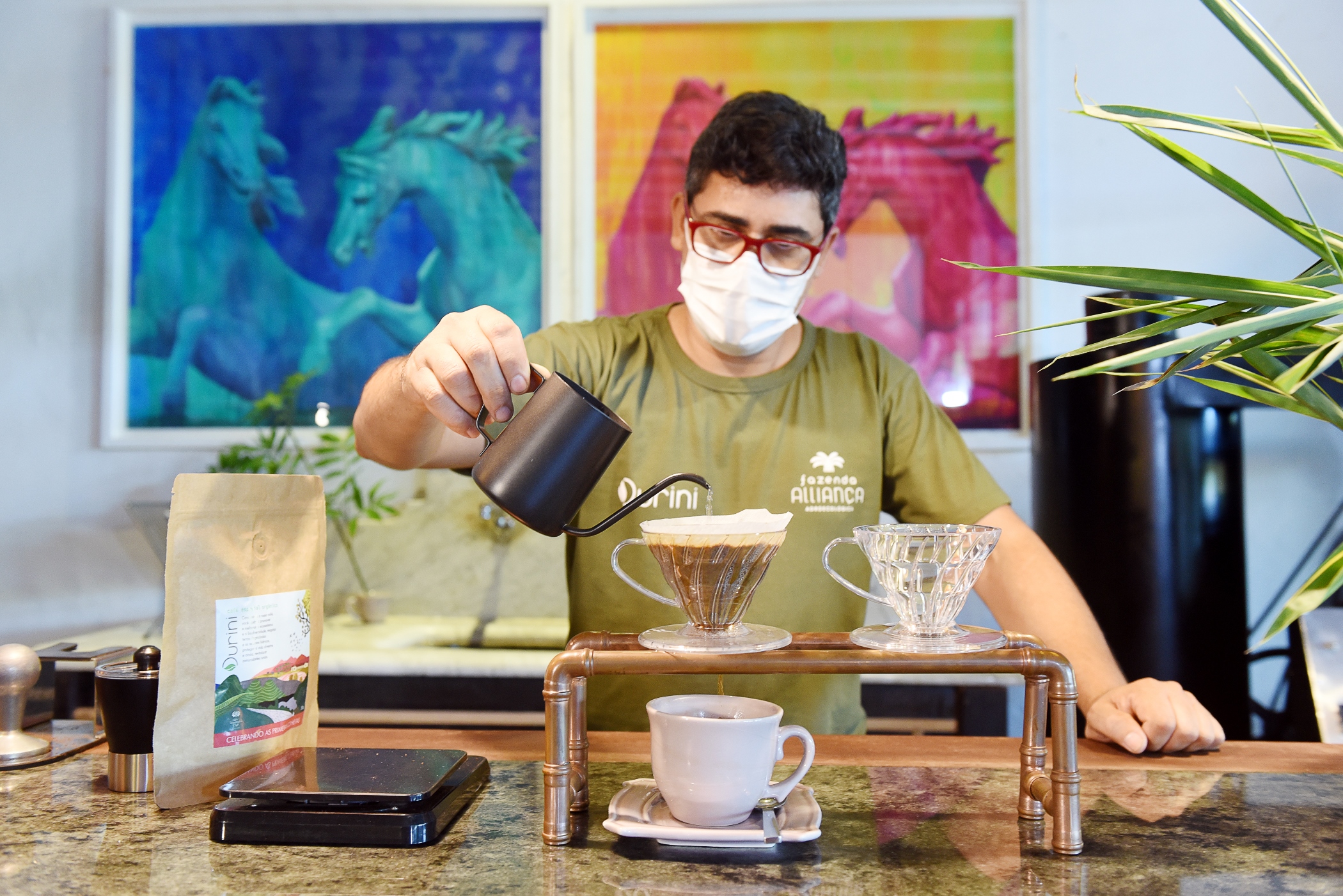 O barista Bruno Couto promove uma sessão de torra e workshop de café na Fazenda Alliança