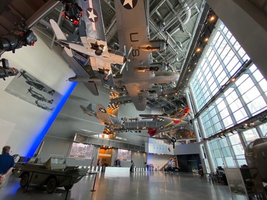 Os aviões pendurados no teto do museu