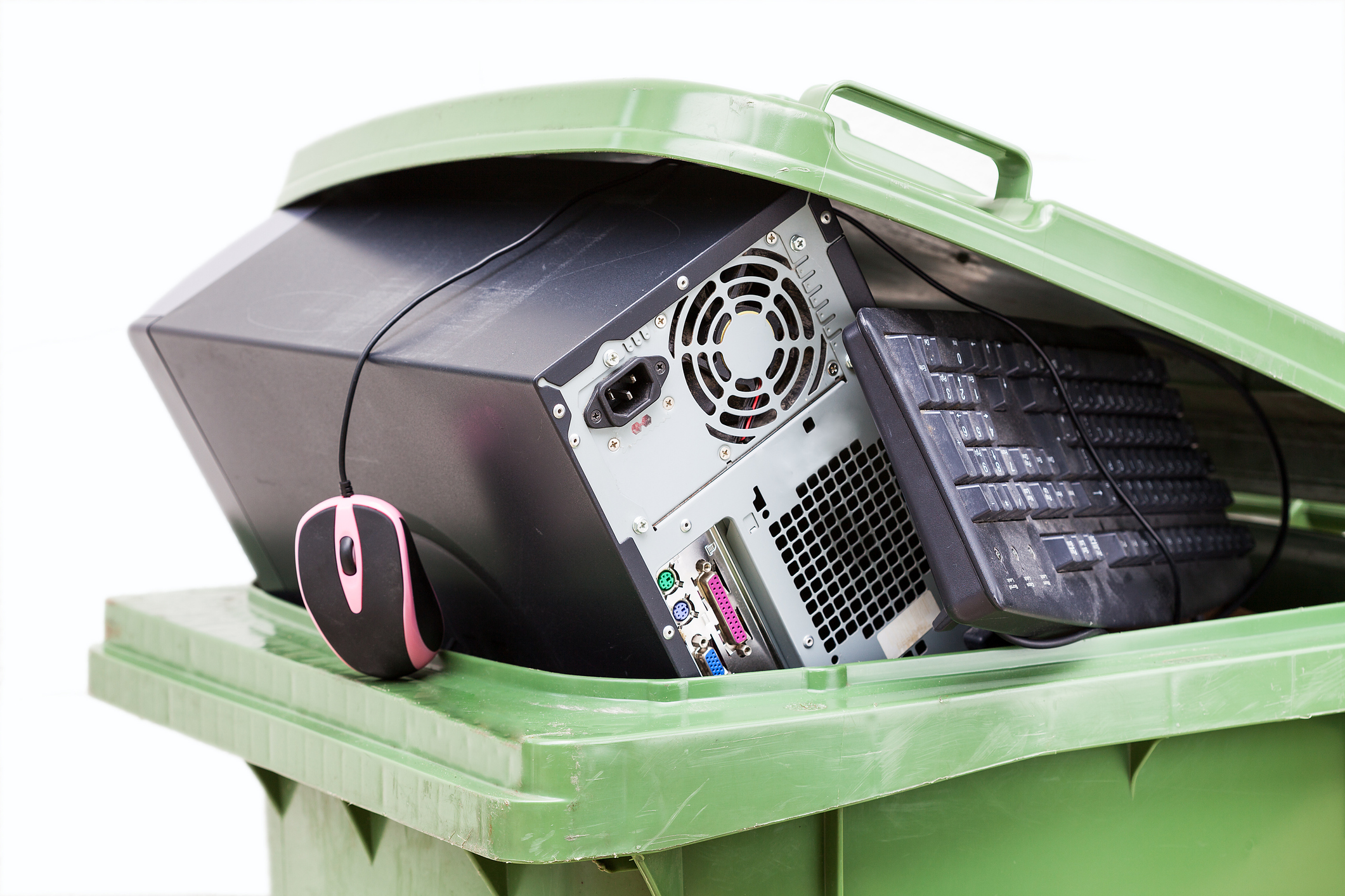 O programa gratuito de reciclagem e logística reversa RE+ pode ser um aliado perfeito para te ajudar a descartar corretamente seu lixo eletrônico