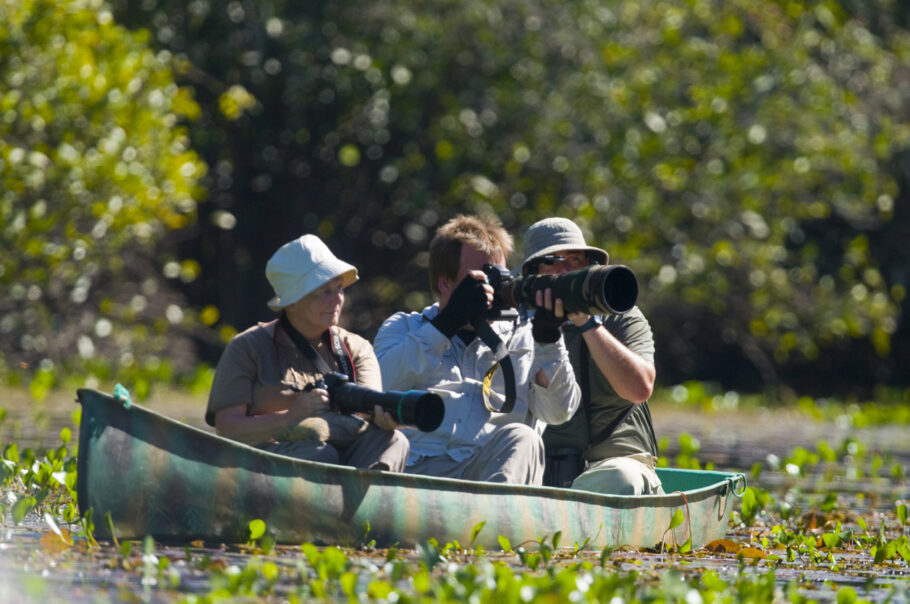 Turistas navegam pelos rios dos Pantanal