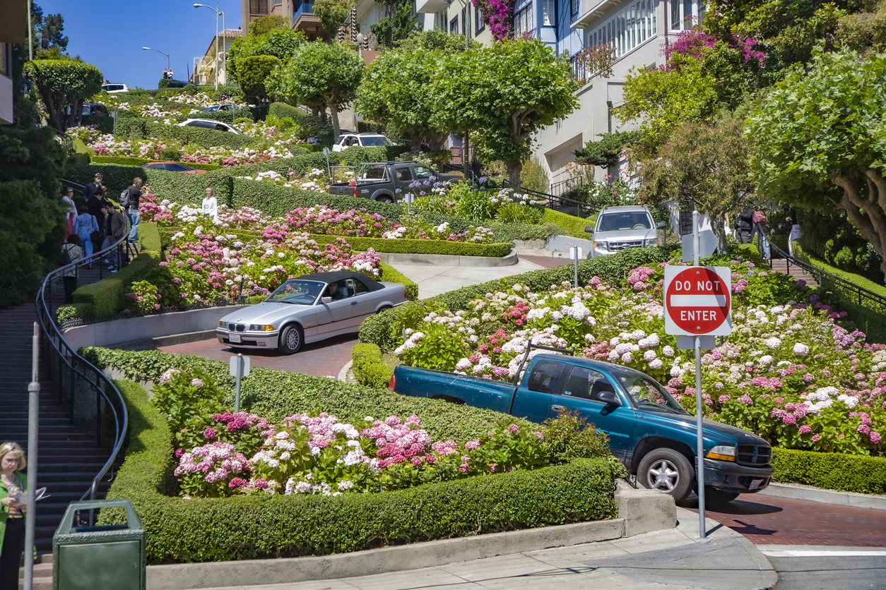 A Lombard Street, em San Francisco (EUA), é considerada a rua mais sinuosa do mundo 