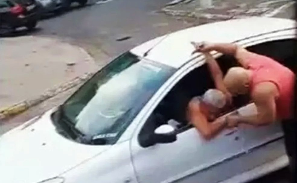 Motorista se irrita com buzina e quebra braço de idoso durante briga de trânsito em São Vicente (SP)