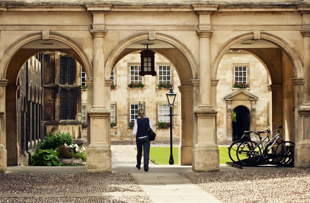  Universidade de Cambridge oferece 1.000 bolsas para curso online