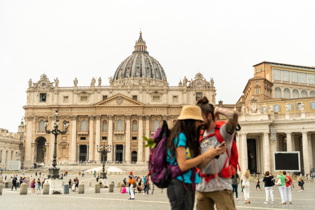 Peregrinos do Caminho da Via Francigena na praça São Pedro, no Vaticano