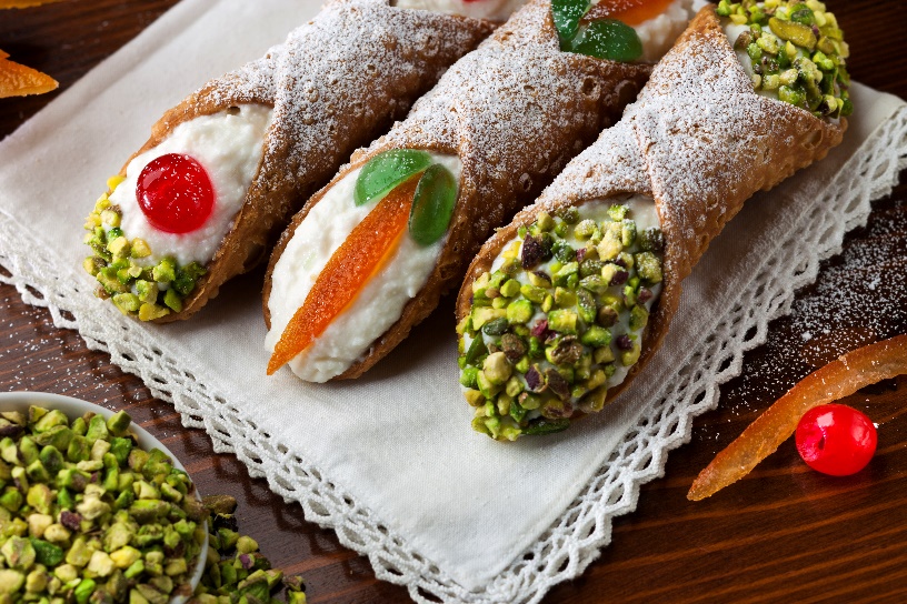 Os cannolis recheados são típicos da Sicília, assim como a cassata, a pasta de mandorie e os doces à base de marzipan e amêndoas