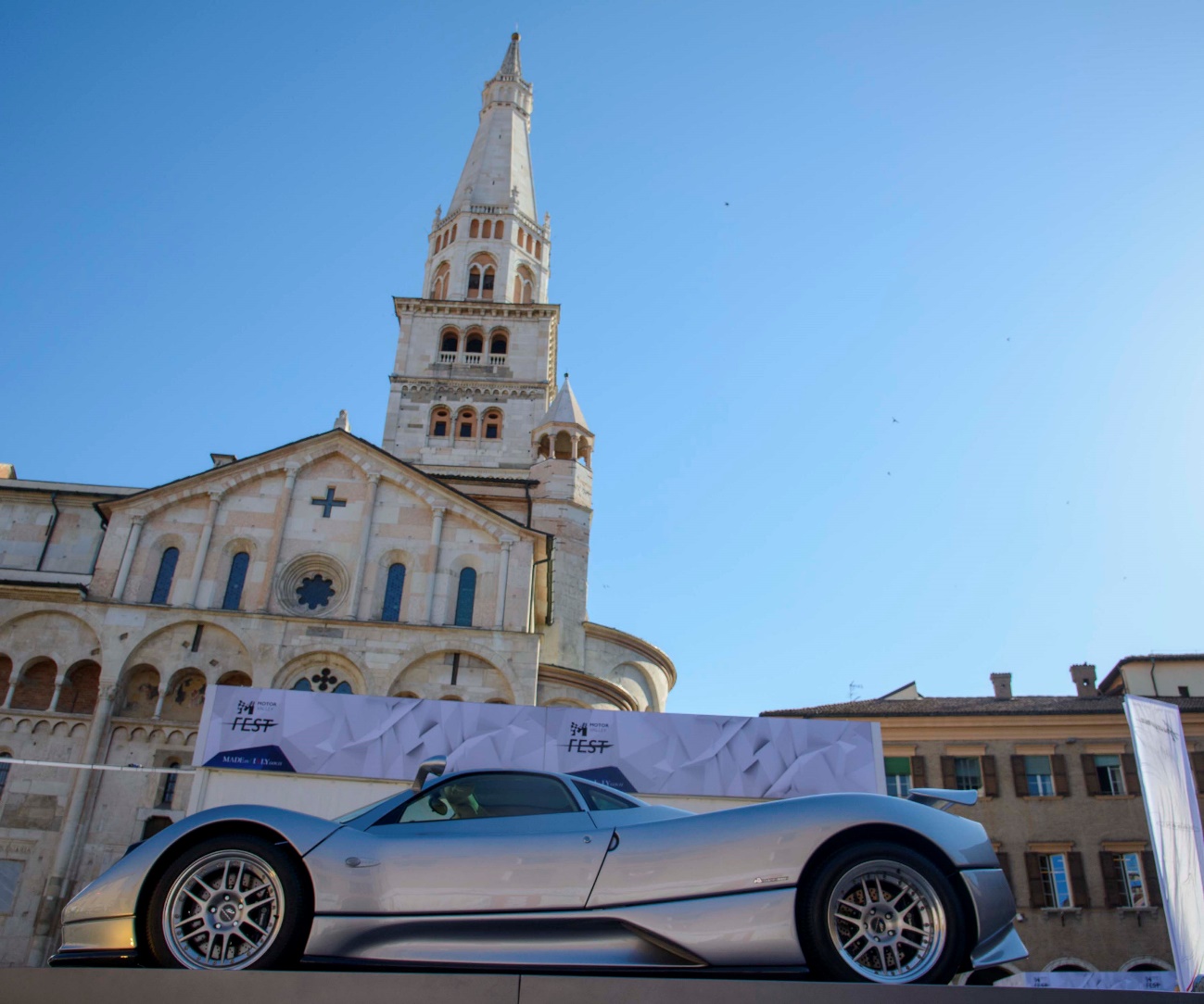 Modena sedia todos os anos o Festival Terra dos Motores; ao visitar a Itália, é possível dirigir superesportivos
