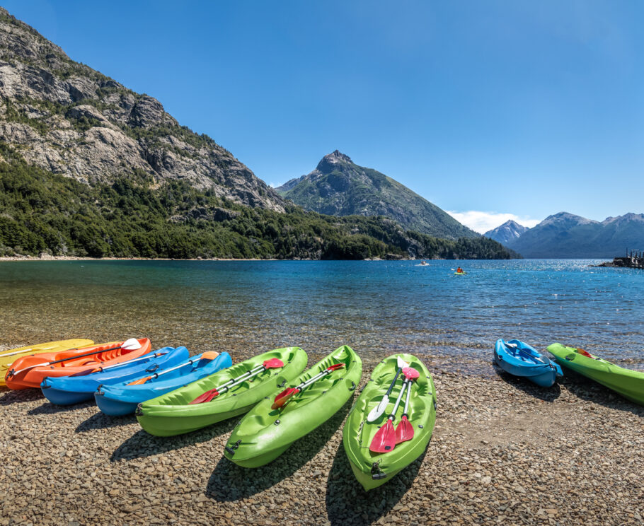 Caiaques coloridos em um lago cercado por montanhas em Bahía Lopez no Circuito Chico – Bariloche, Patagônia, Argentina