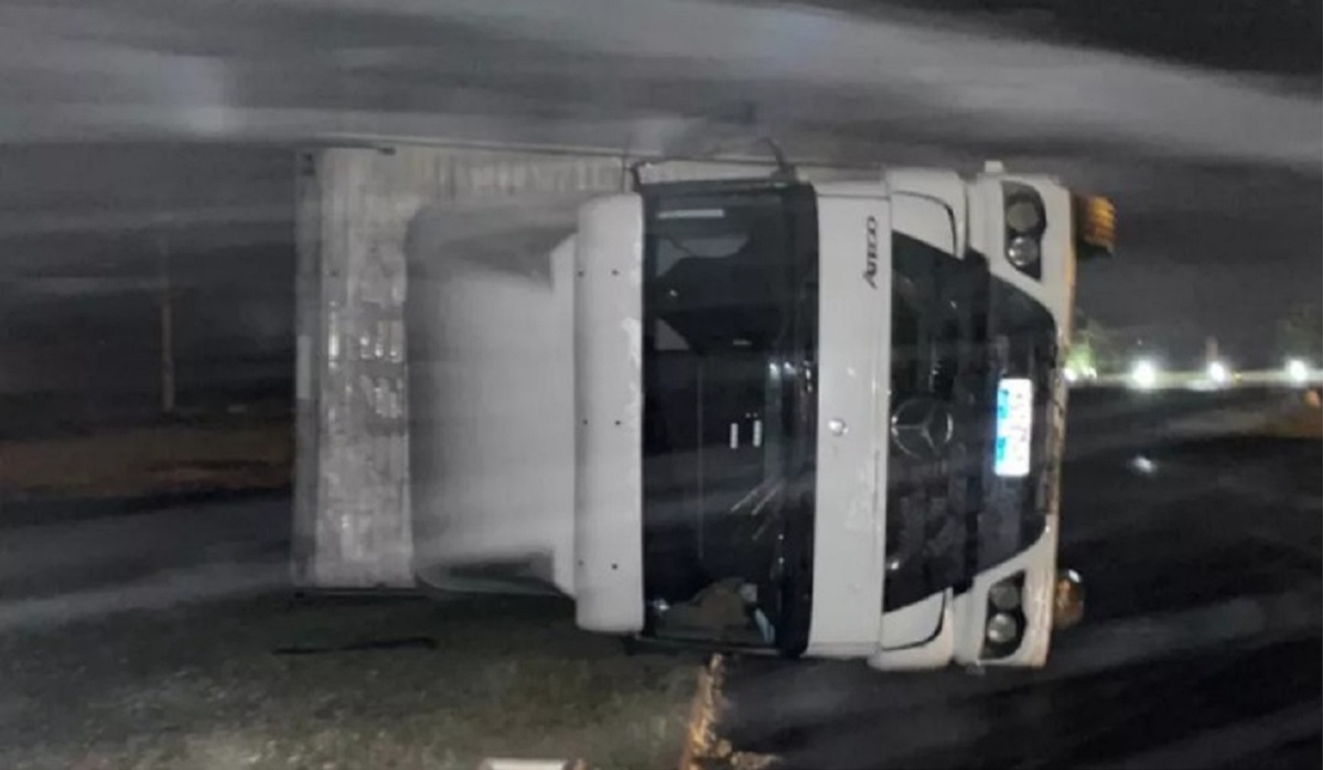 Caminhão com motorista dentro é tombado por ventania em SC