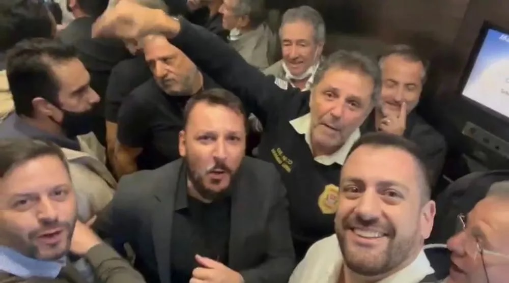 Chefe da polícia comemora prisão de Cupertino a aponta dedo no rosto