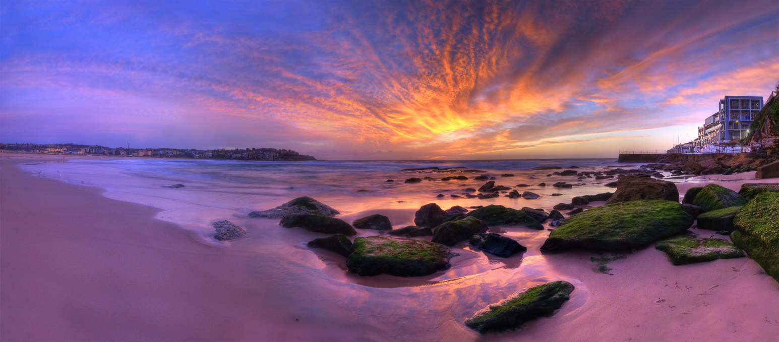 Nascer do sol  na praia de Bondi Beach, na Austrália