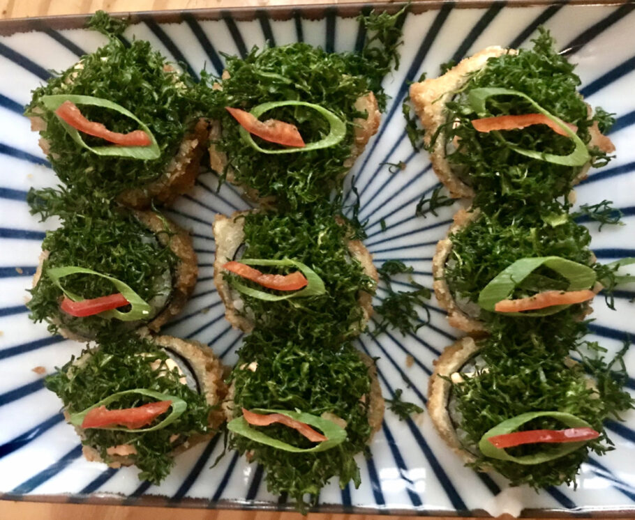 Hot roll de couve na manteiga com aspargos no rodízio japonês do Hitô Vegano