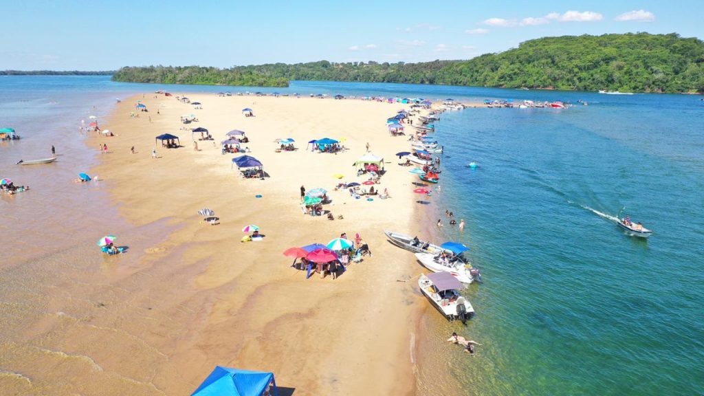 Praia de água doce em Rosana, cidade mais distante da capital paulista