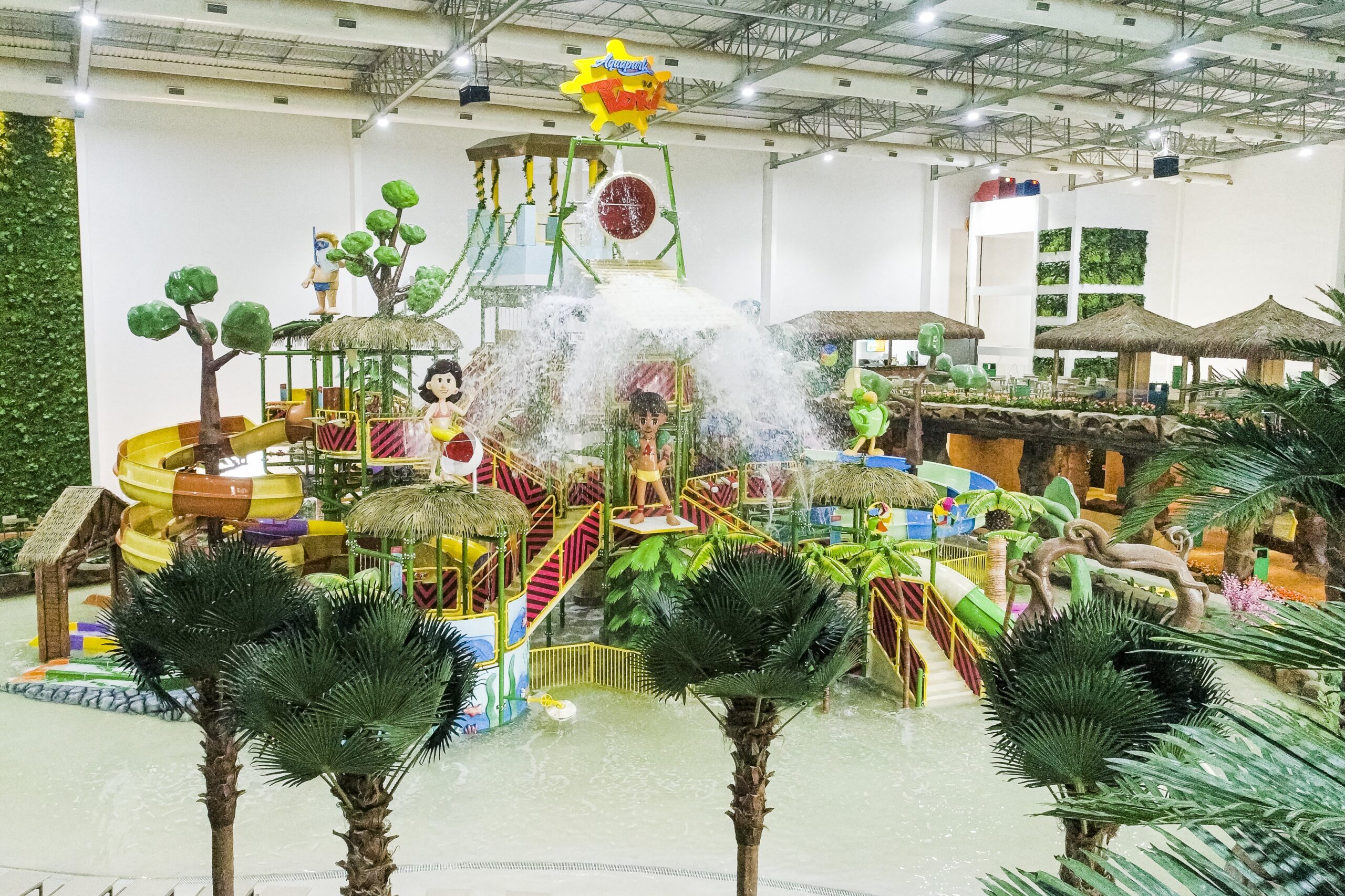 O parque aquático indoor do Tauá Atibaia tem 5.500 m² e capacidade para atender 1.500 pessoas por dia