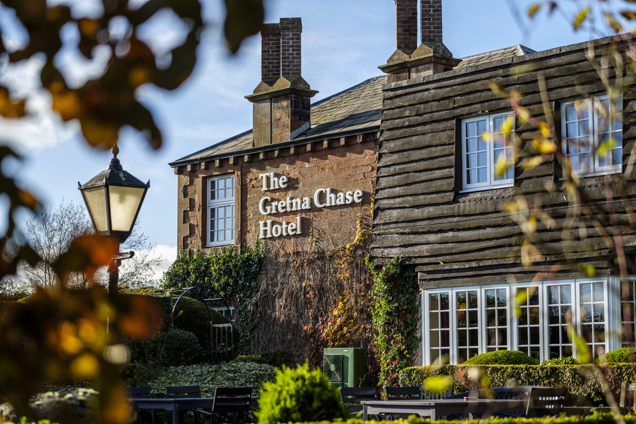 Fachada do The Gretna Chase Hotel, acomodação do início do século 19,