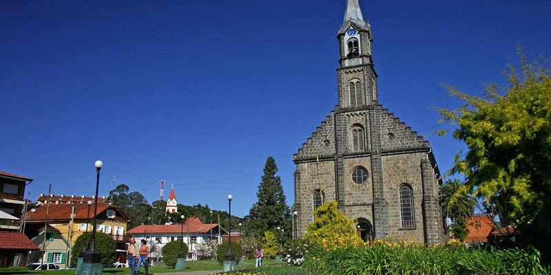 A imponente Igreja Matriz São Pedro, que fica no centro de Gramado (RS)