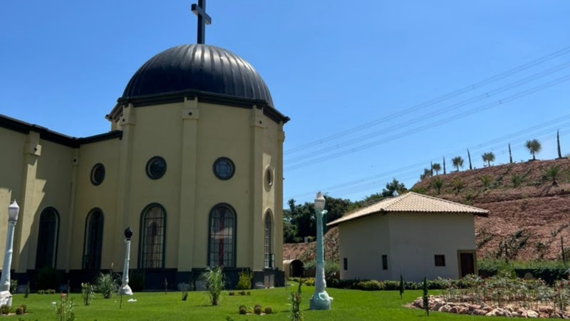  O templo religioso fica na cidade de Cássia , no sudoeste de Minas Gerais, e ocupa uma área de 180 mil m²